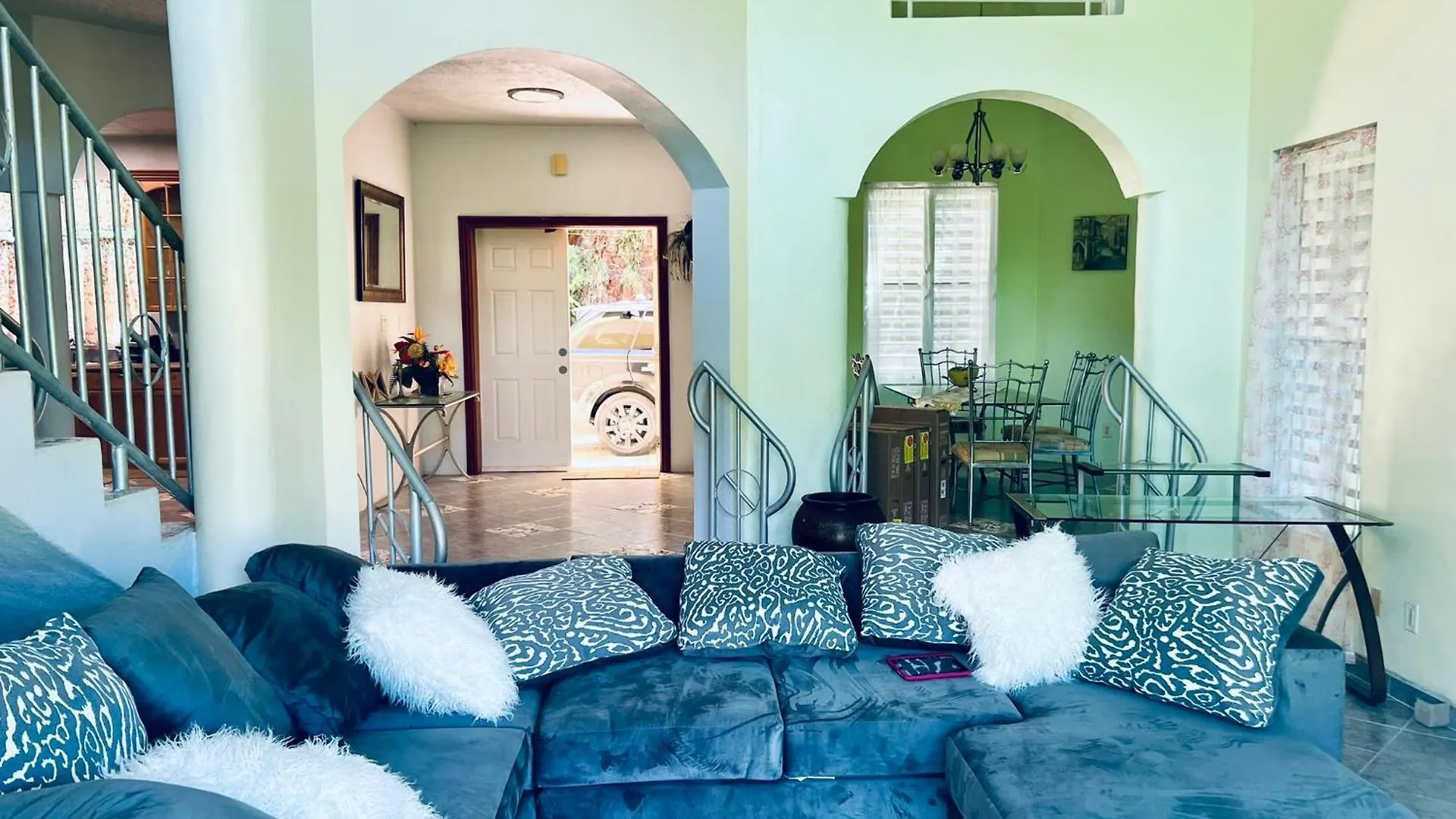 3-Bedroom House With Free Suv West End Holiday home