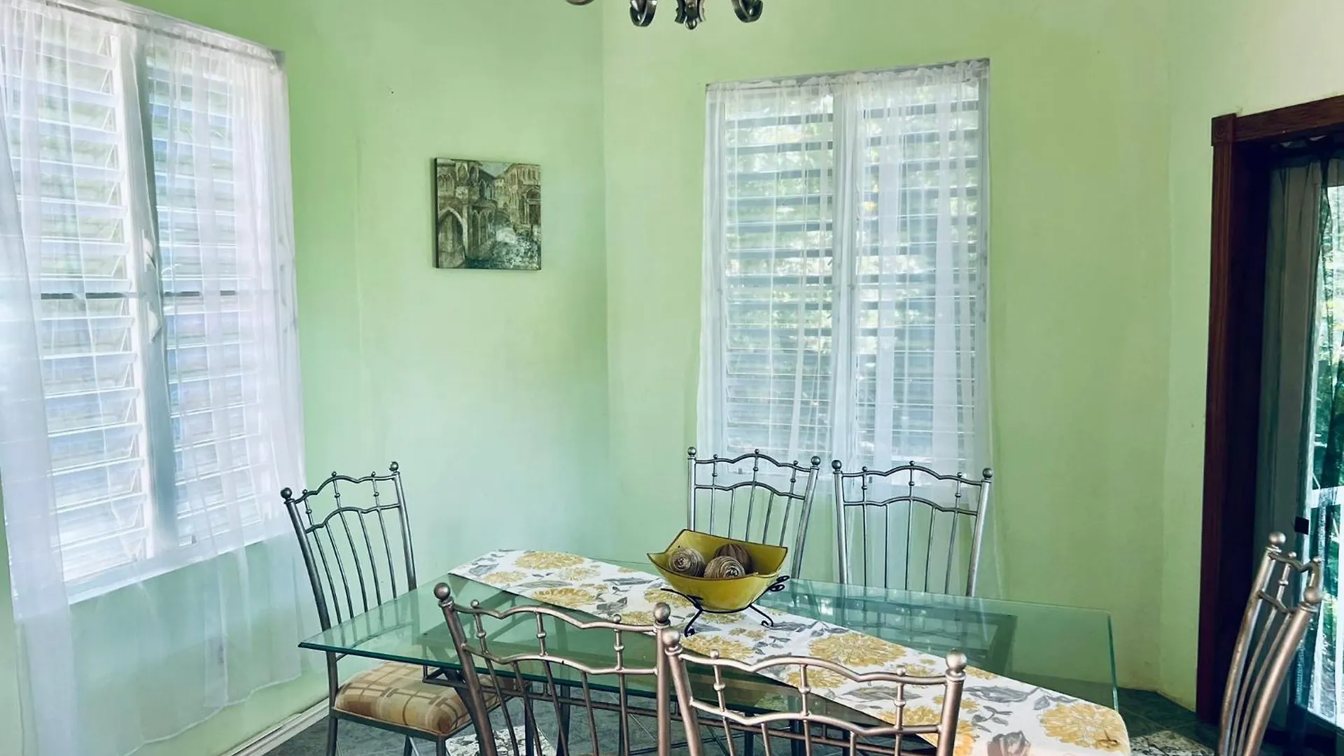 3-Bedroom House With Free Suv West End