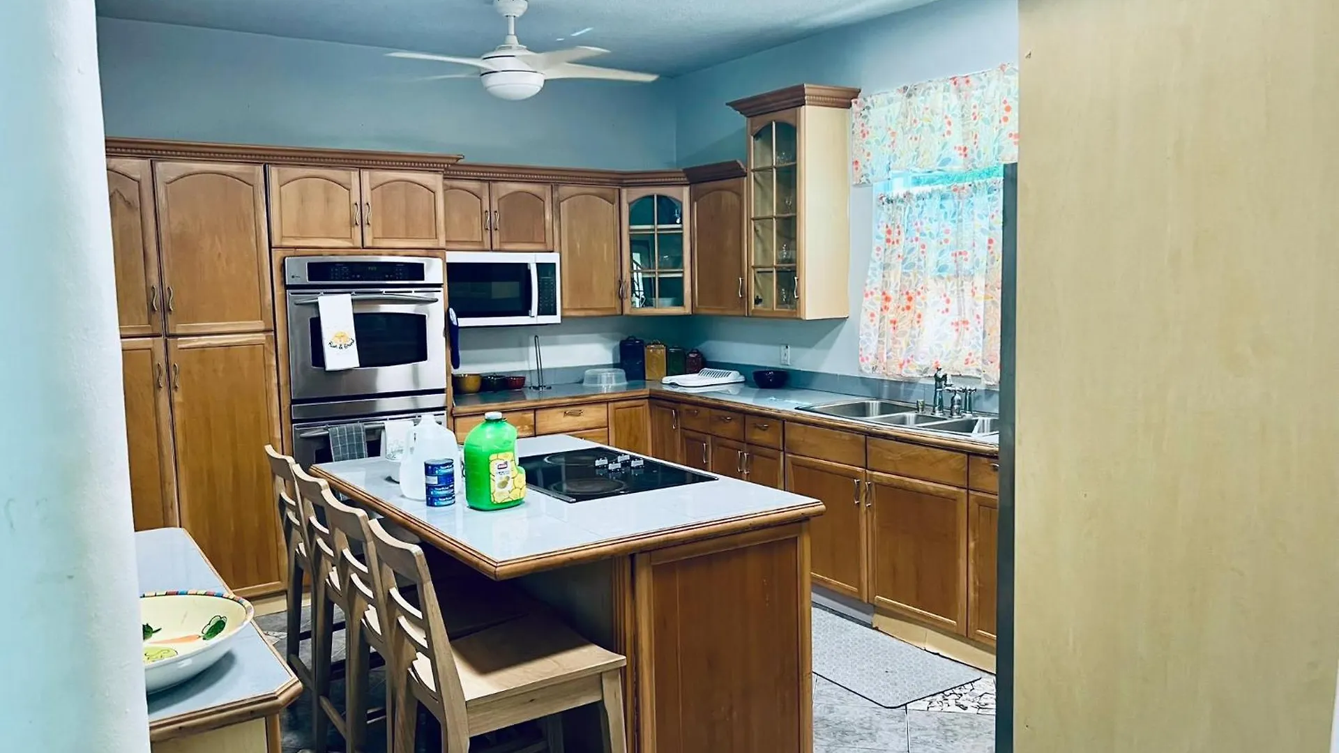 3-Bedroom House With Free Suv West End Holiday home
